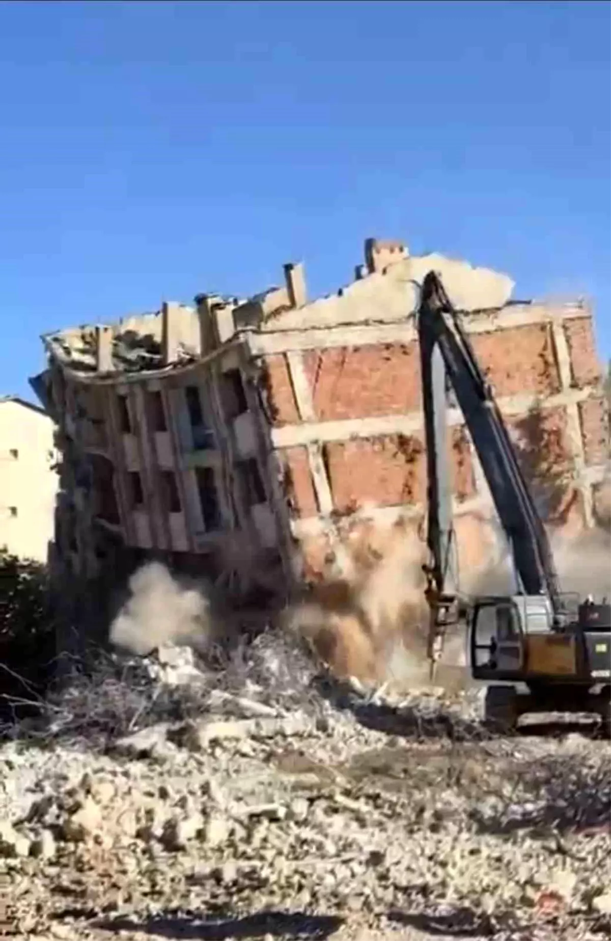 Elazığ'da Depremde Hasar Gören Bina Yıkıldı