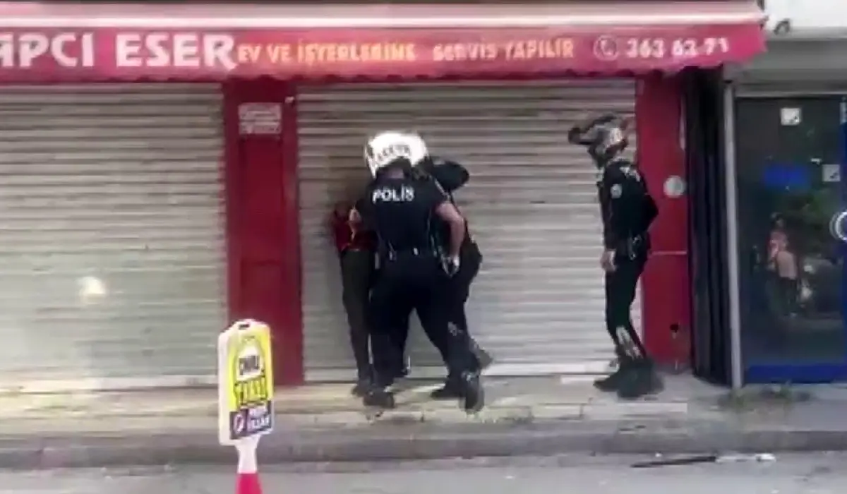 Adana'da Bıçaklı Saldırı: Şahıs Polis Tarafından Etkisiz Hale Getirildi