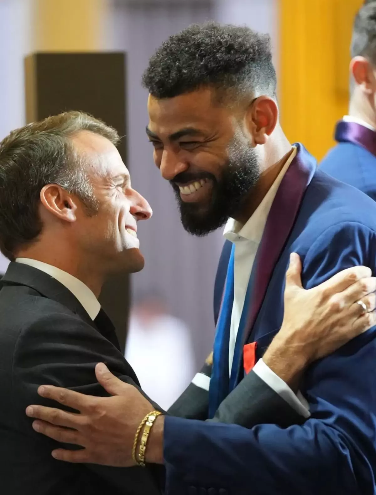 Macron, Fransa Erkek Voleybol Takımı'na Nişan Takdim Etti