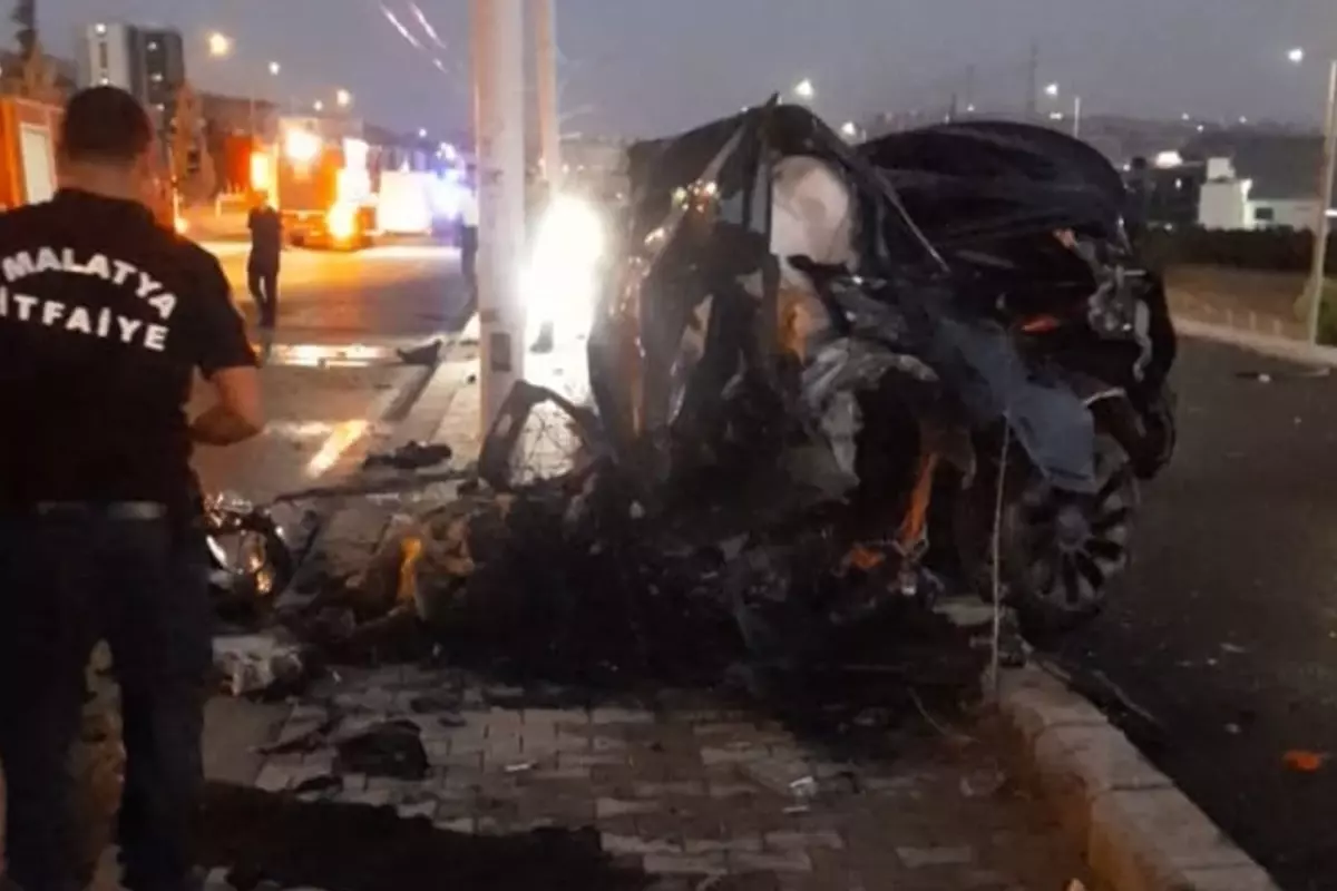 Görüntü Türkiye'den! Tesla alev alev yandı, araçta 2 kişi can verdi