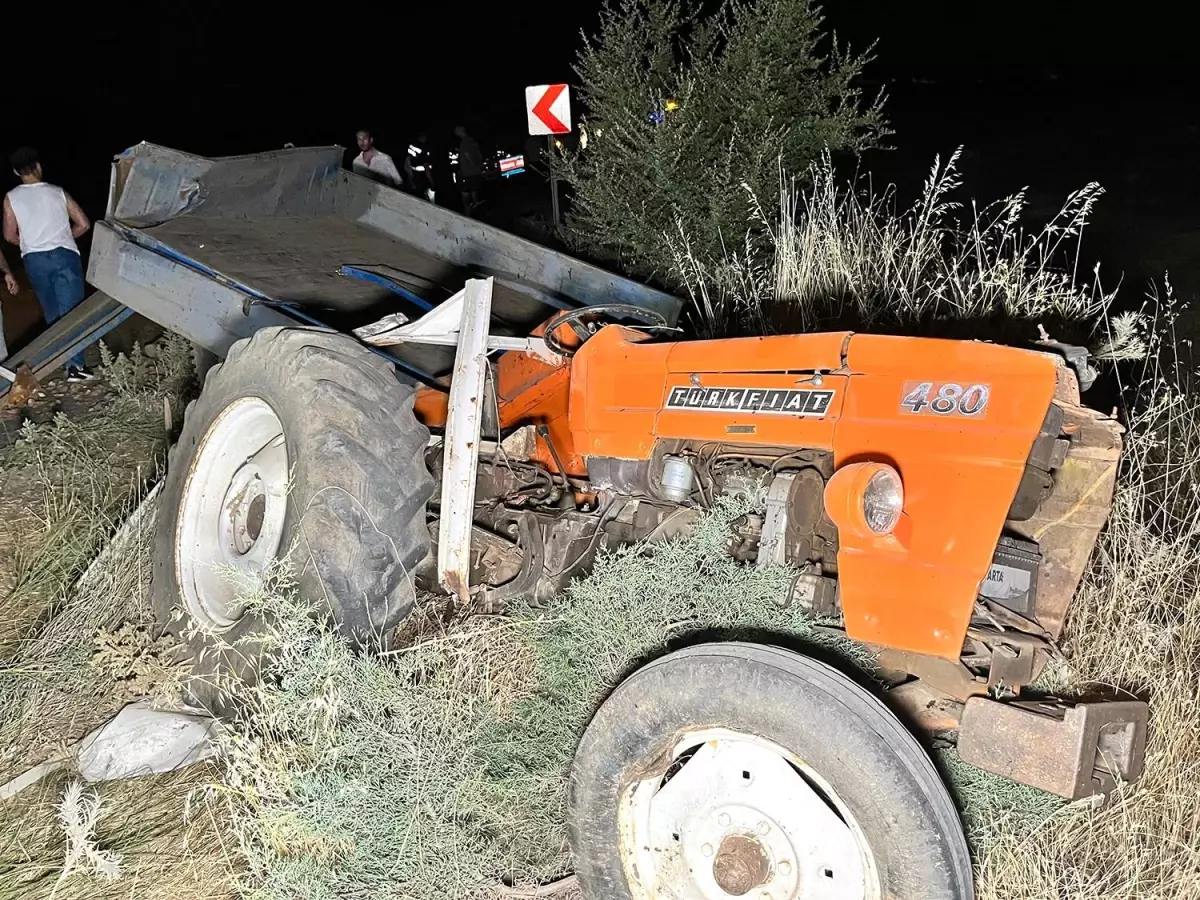 Manisa'da Hafriyat Kamyonu Traktöre Çarptı: 1 Ölü