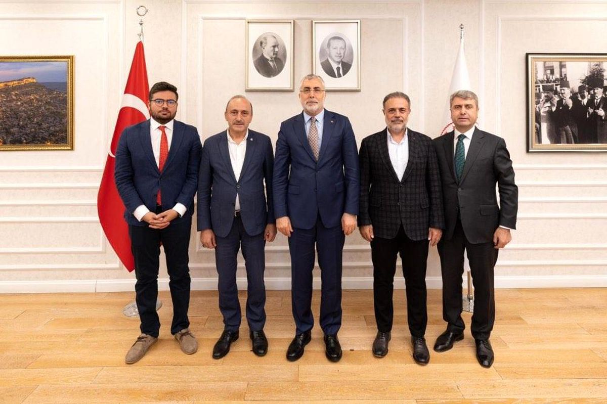 HAK-İŞ Heyeti Çalışma Bakanı Işıkhan'ı Ziyaret Etti