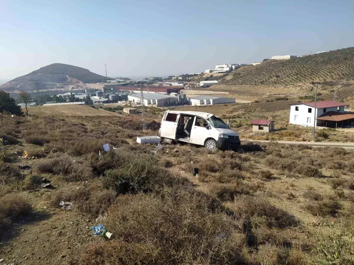 Hatay'da Minibüs Devrildi, Sürücü Yaralandı