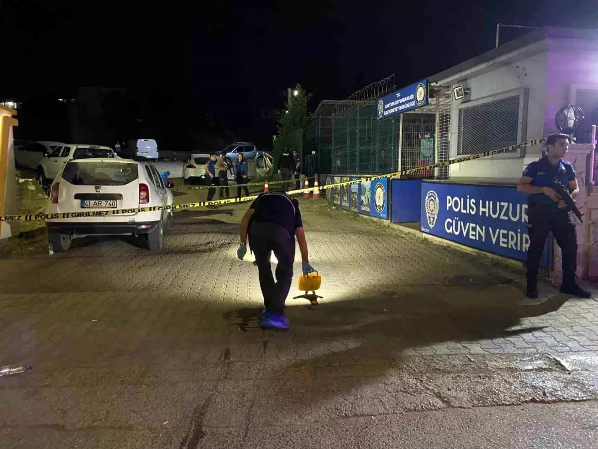Kocaeli'de Emniyet Önünde Kavga: 2 Yaralı