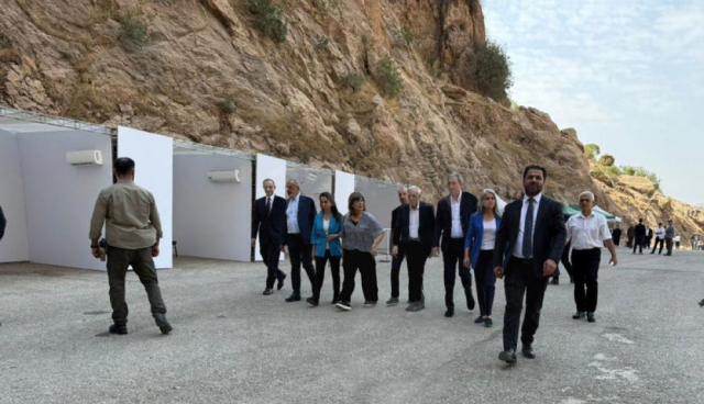 İlk PKK'lı grup silahlarını yaktı İlk PKK'lı grup silahlarını yaktı