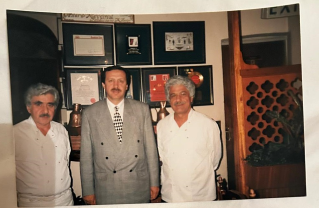 İngiltere'nin 'Özel statülü şefi Kazım Akkuş' 82 yaşında yeni markasının müjdesini verdi