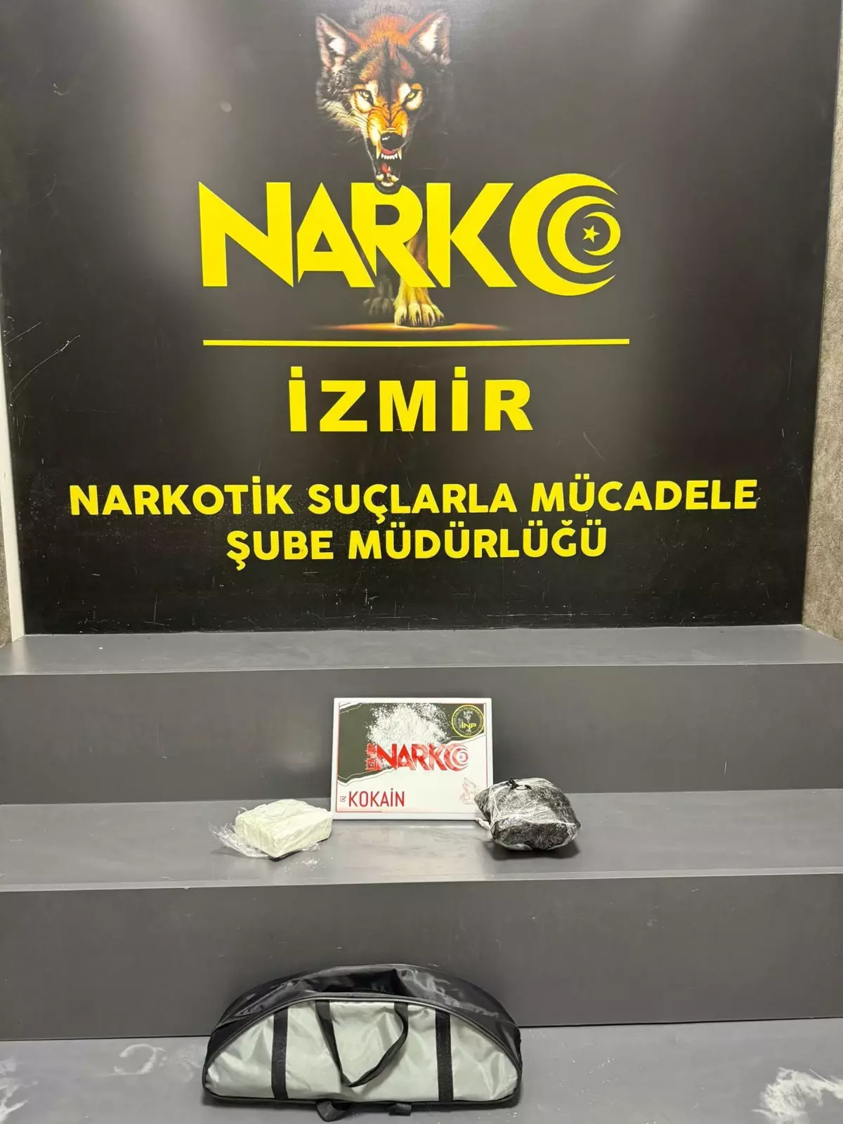 İzmir'de Uyuşturucu Operasyonu: 1,5 Kilo Kokain ve 2,5 Kilo Metamfetamin Ele Geçirildi
