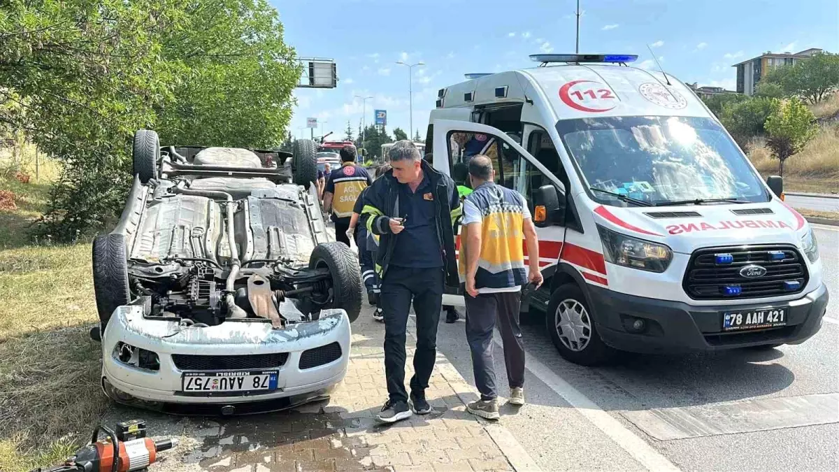 Safranbolu'da Kaputu Açılan Otomobil Ters Döndü: Sürücü Yaralı