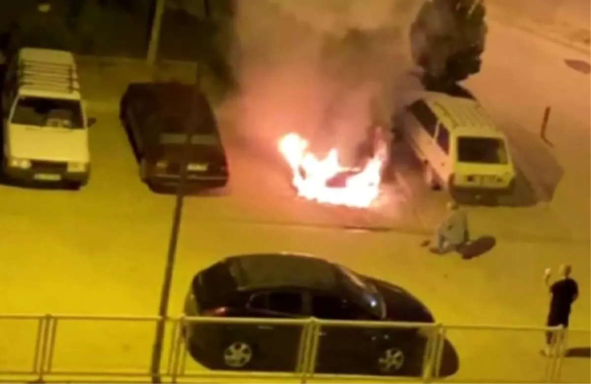 Karaman'da Park Halindeki Otomobil Alev Alev Yandı