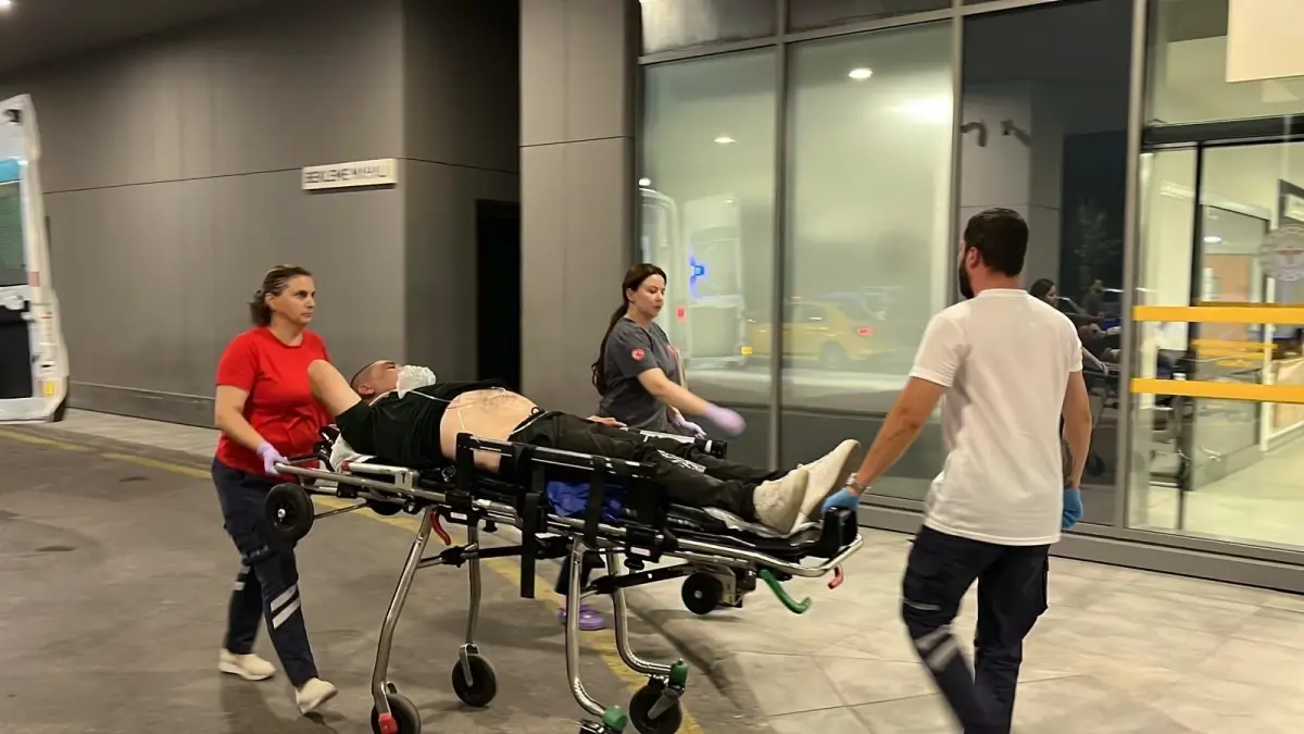 Kocaeli'de Emniyet Müdürlüğü Önünde Silahlı Kavga: İki Yaralı