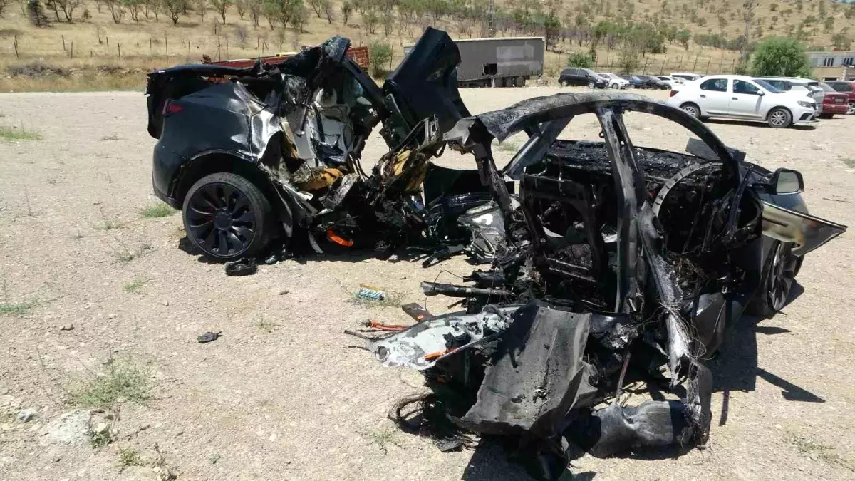 Malatya'da Feci Kaza: Tesla Direğe Çarptı, 2 Hemşire Hayatını Kaybetti
