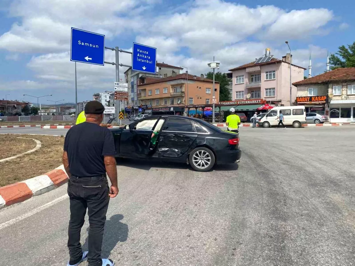 Samsun'da Otomobil ile Minibüs Çarpıştı