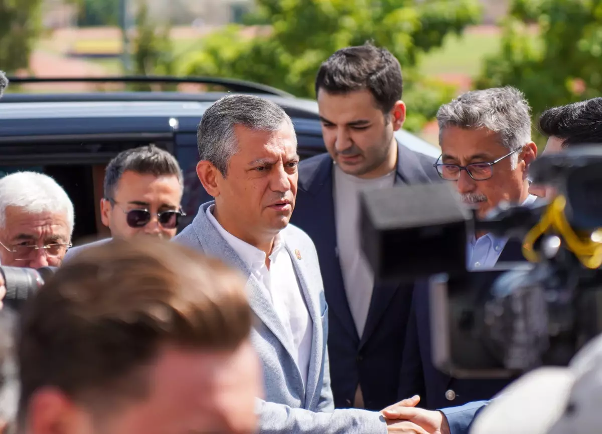 Özgür Özel, Tutuklu Başkan Muhittin Böcek'i Ziyaret Etti