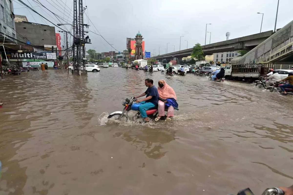 Pakistan'da Muson Yağışları Sel Felaketine Yol Açtı