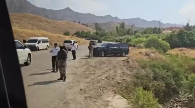 PKK'lı teröristler silahlarını içinde ateş yanan kazana atacak PKK'lı teröristler silahlarını içinde ateş yanan kazana atacak