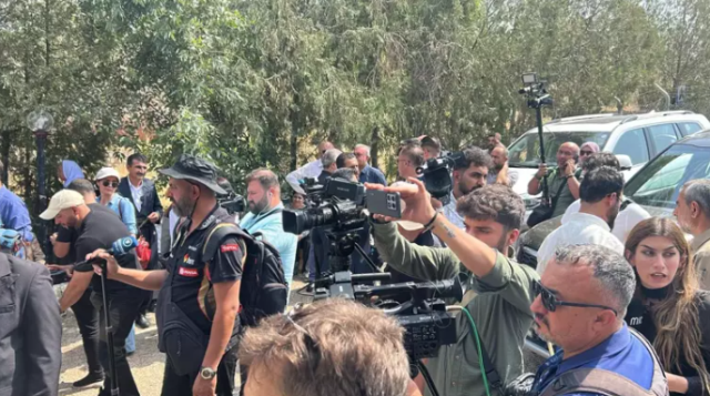 PKK'lı teröristler silahlarını içinde ateş yanan kazana atacak PKK'lı teröristler silahlarını içinde ateş yanan kazana atacak