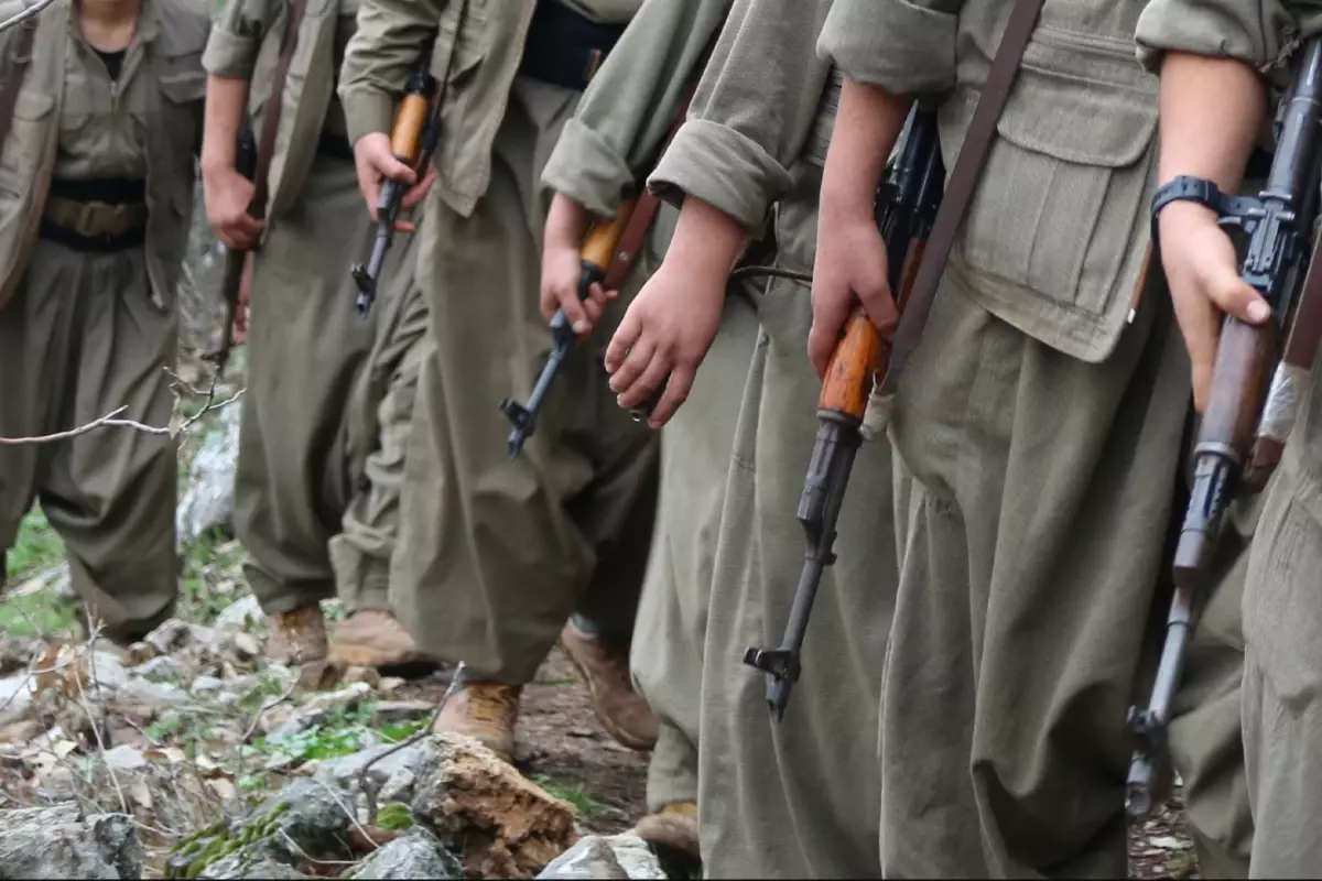 PKK'lı teröristler silahlarını içinde ateş yanan kazana atacak