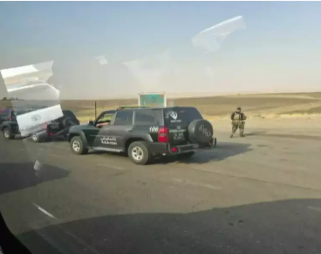 PKK'lı teröristler silahlarını içinde ateş yanan kazana atacak PKK'lı teröristler silahlarını içinde ateş yanan kazana atacak