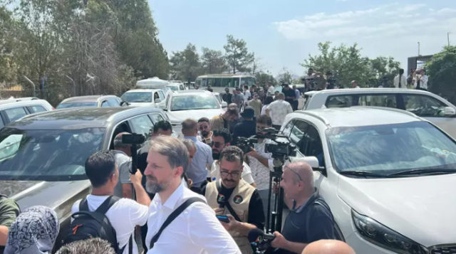 PKK'lı teröristler silahlarını içinde ateş yanan kazana atacak PKK'lı teröristler silahlarını içinde ateş yanan kazana atacak