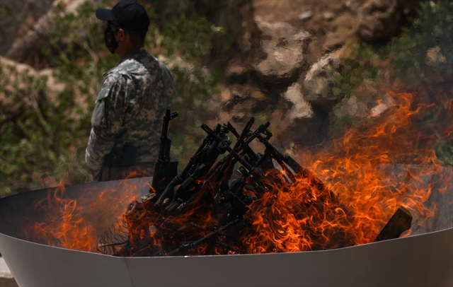 PKK'nın silahlarını imha edildiği törende kimler yar aldı? Bese Hozat da silahını yaktı
