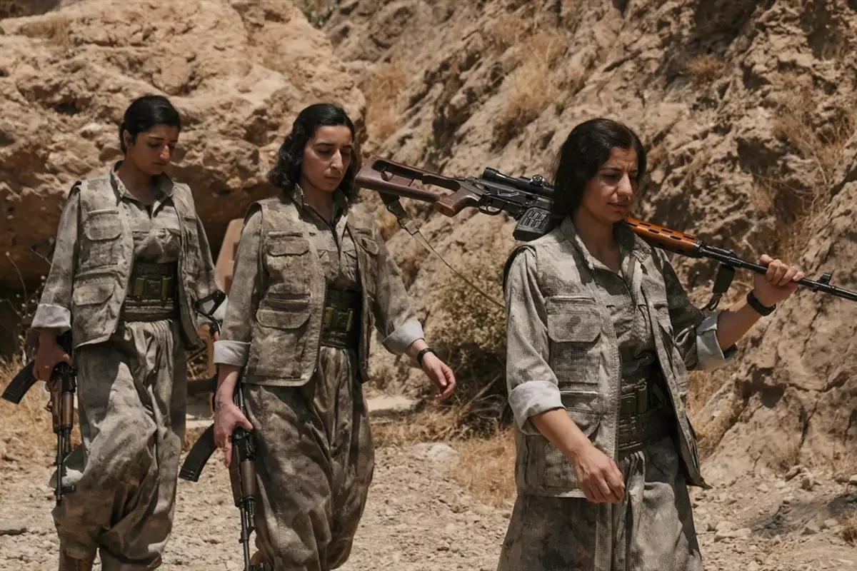 Silahlarını yakan 30 teröristin mağaradan çıktığı anlar böyle görüntülendi