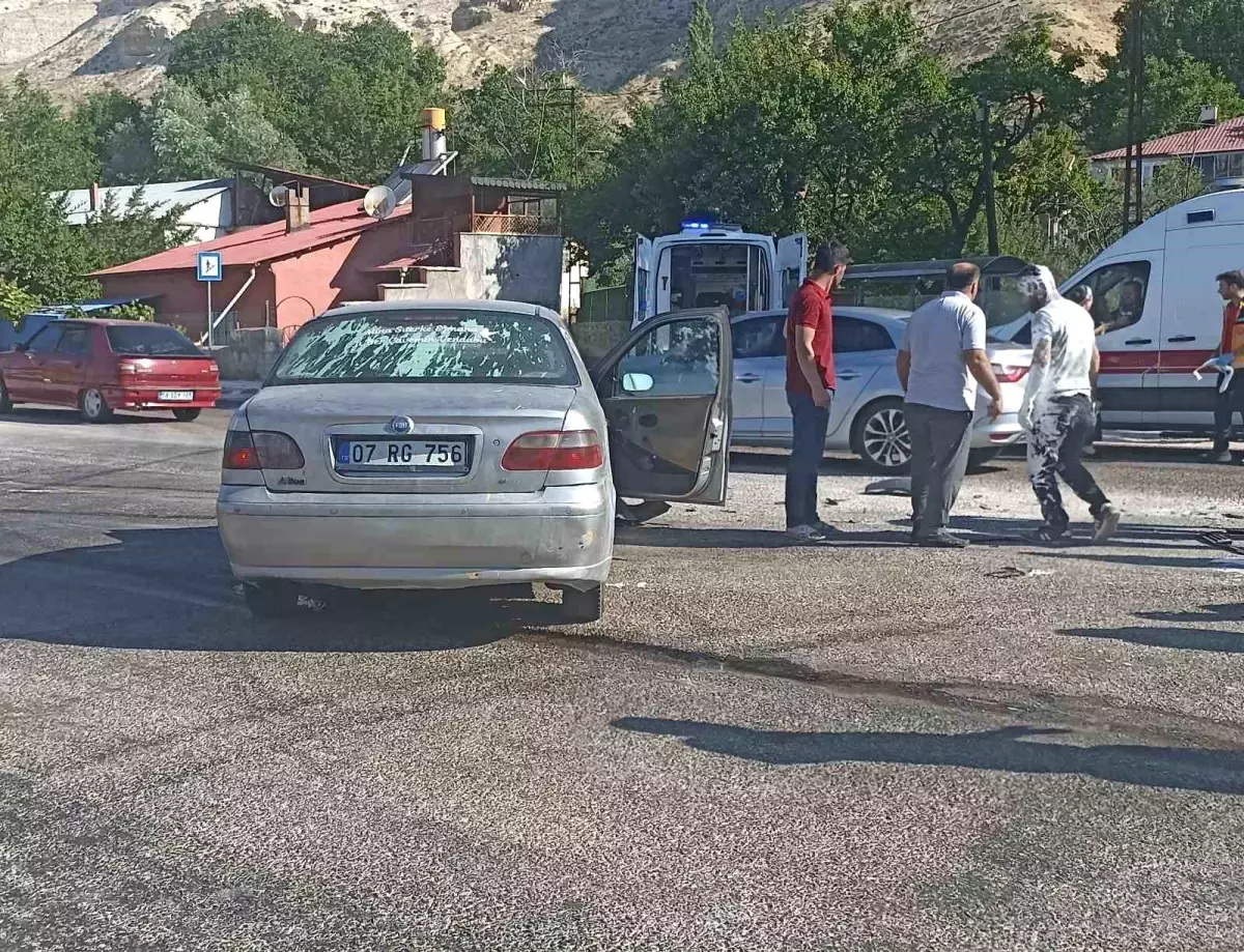 Sivas’ta Otomobil Kazasında 4 Kişi Yaralandı