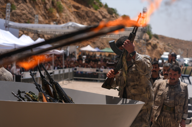 Tarihi gün! PKK silahları yaktı, işte ilk görüntüler