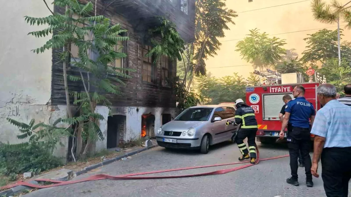 Tekirdağ'da Tarihi Metruk Bina Yangını Erken Müdahale ile Söndürüldü