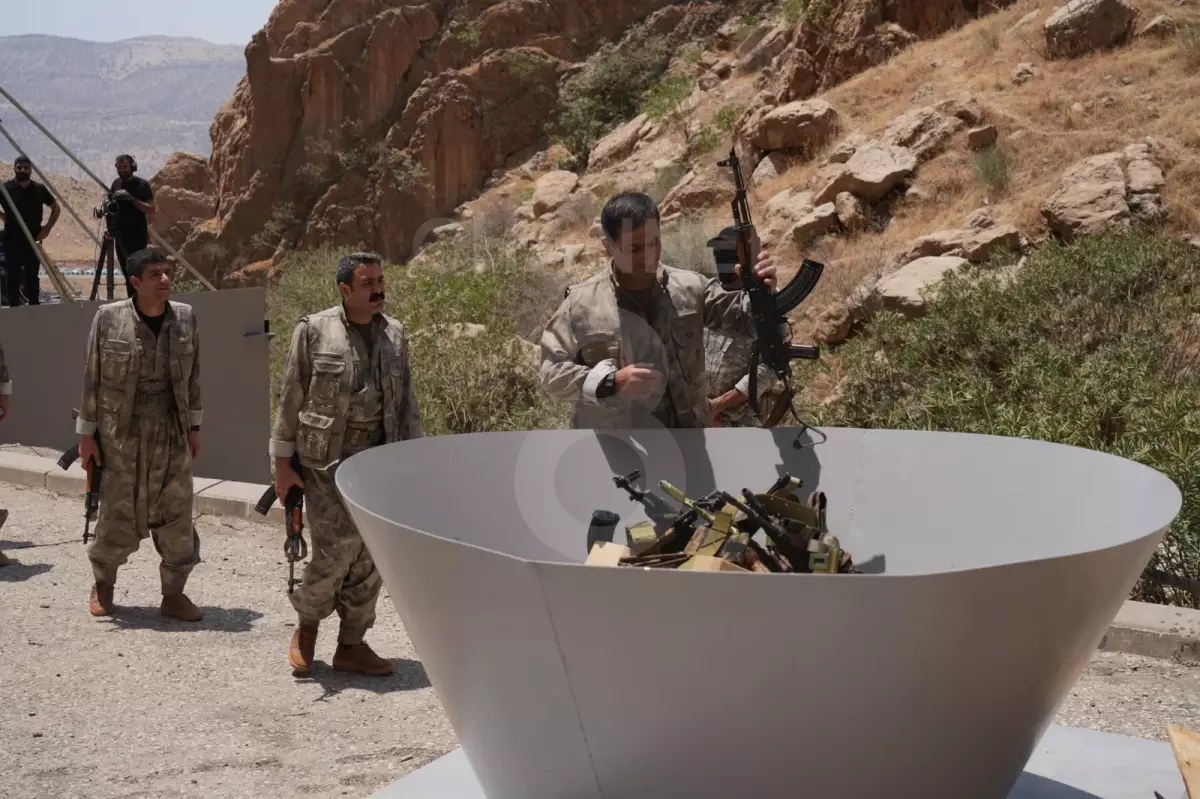 PKK Üyeleri Silahlarını İmha Etti