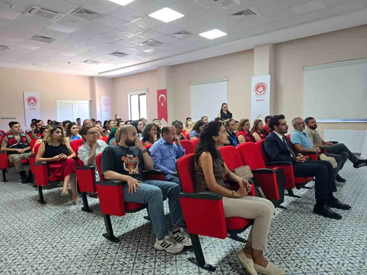 Tunceli'de Aile ve Hukuk Söyleşisi Gerçekleştirildi