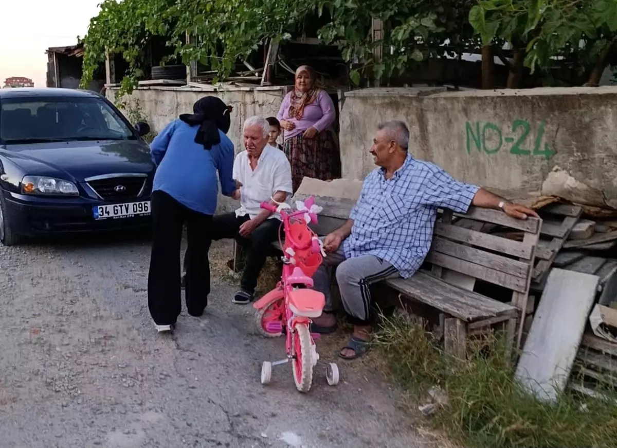 Kadın Muhtar Geleneksel Düğün Davetini Canlandırdı
