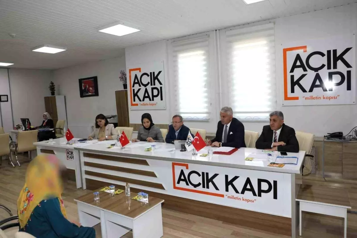 Kars Valisi Ziya Polat, Halk Günü Toplantılarıyla Vatandaşları Dinliyor
