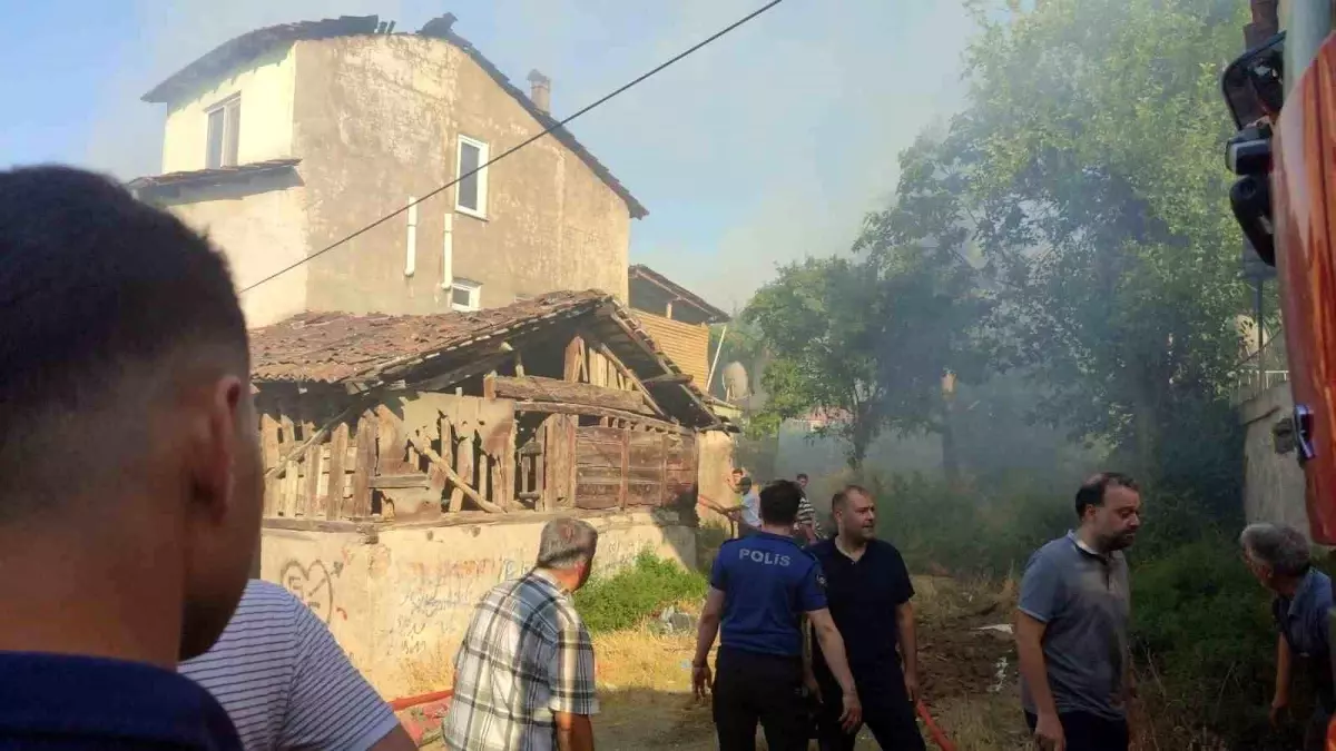 Samsun'da Ahşap Ev Yangında Kullanılamaz Hale Geldi