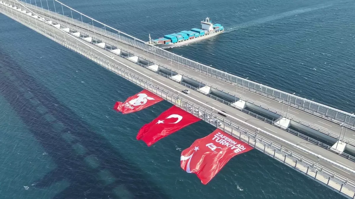 15 Temmuz'da 1915 Çanakkale Köprüsü'ne Türk Bayrağı Asıldı