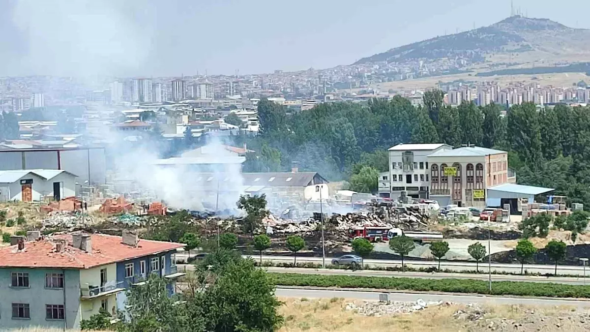 Ankara'da Otluk Alanda Çıkan Yangın Fayans Deposuna Sıçradı