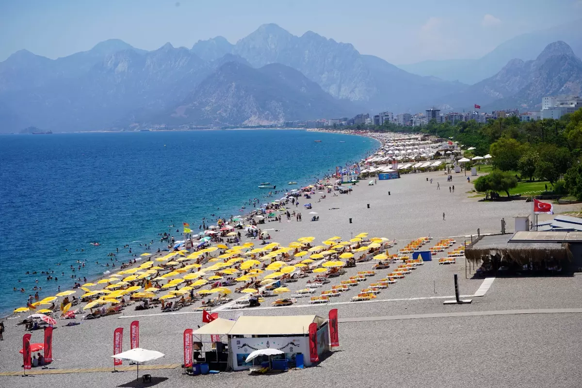 Antalya'da Sıcak Hava, Turistler Plajlarda Serinlemeye Çalışıyor