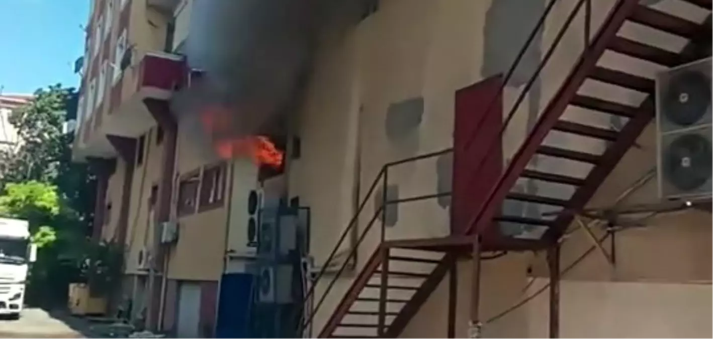 Avcılar'da Market Deposunda Yangın