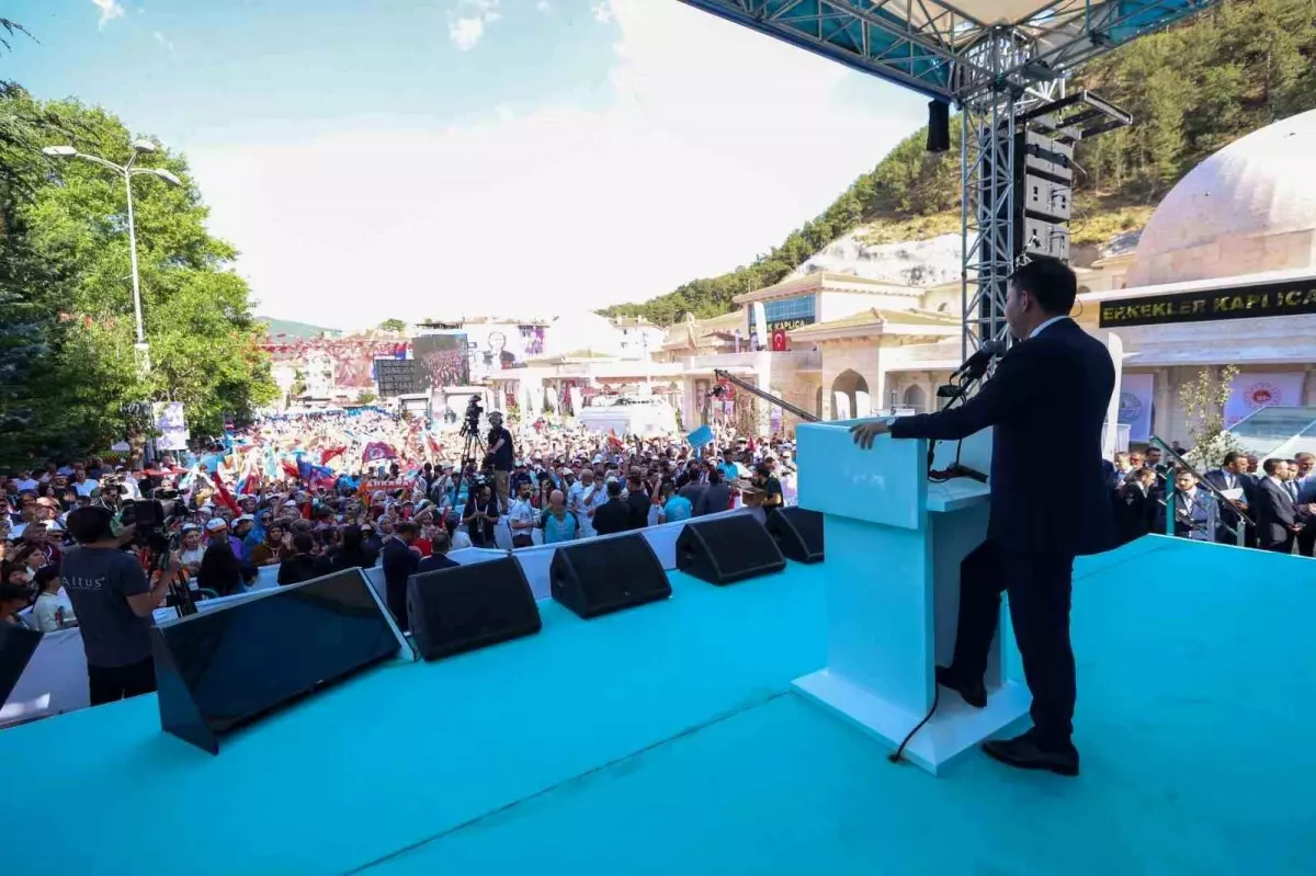 Bakan Kurum: 'Bugün bir yandan deprem bölgesinde 250 bin konutu teslim edip, 453 bin hedefine koşarken, diğer taraftan 81 ilimizde on binlerce...