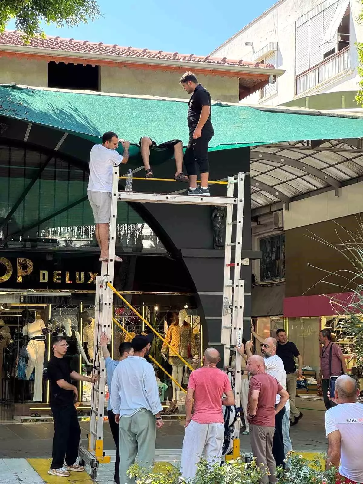 Antalya'da Düşen Genç Adam Merdivenle Kurtarıldı