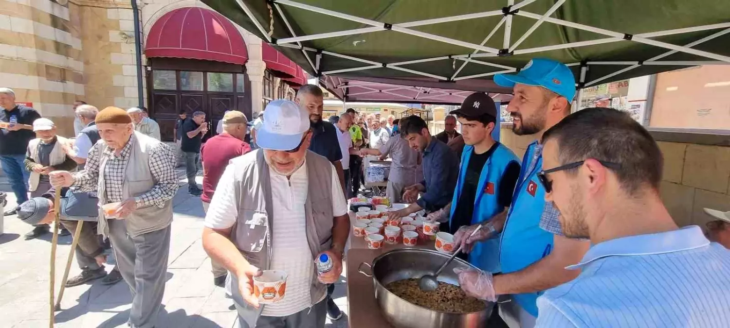 Bayburt'ta vatandaşlara aşure ikram edildi