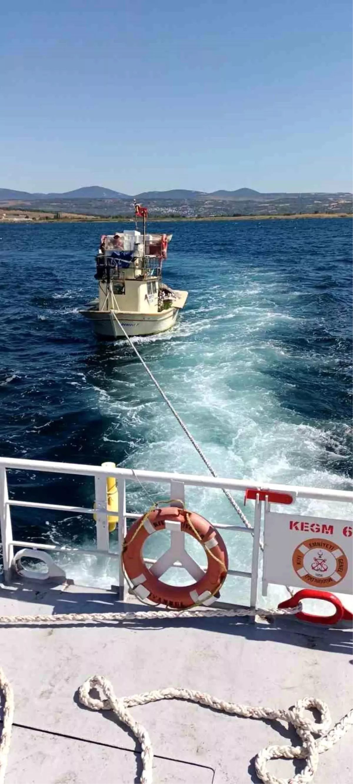 Çanakkale Boğazı'nda Sürüklenen Tekne Kurtarıldı