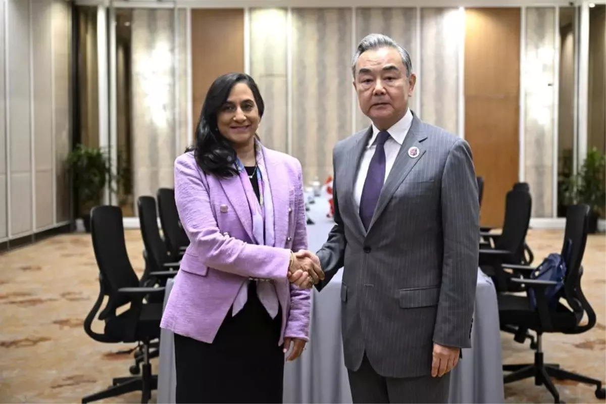 Çin ve Kanada Dışişleri Bakanları Kuala Lumpur'da Görüşme Gerçekleştirdi