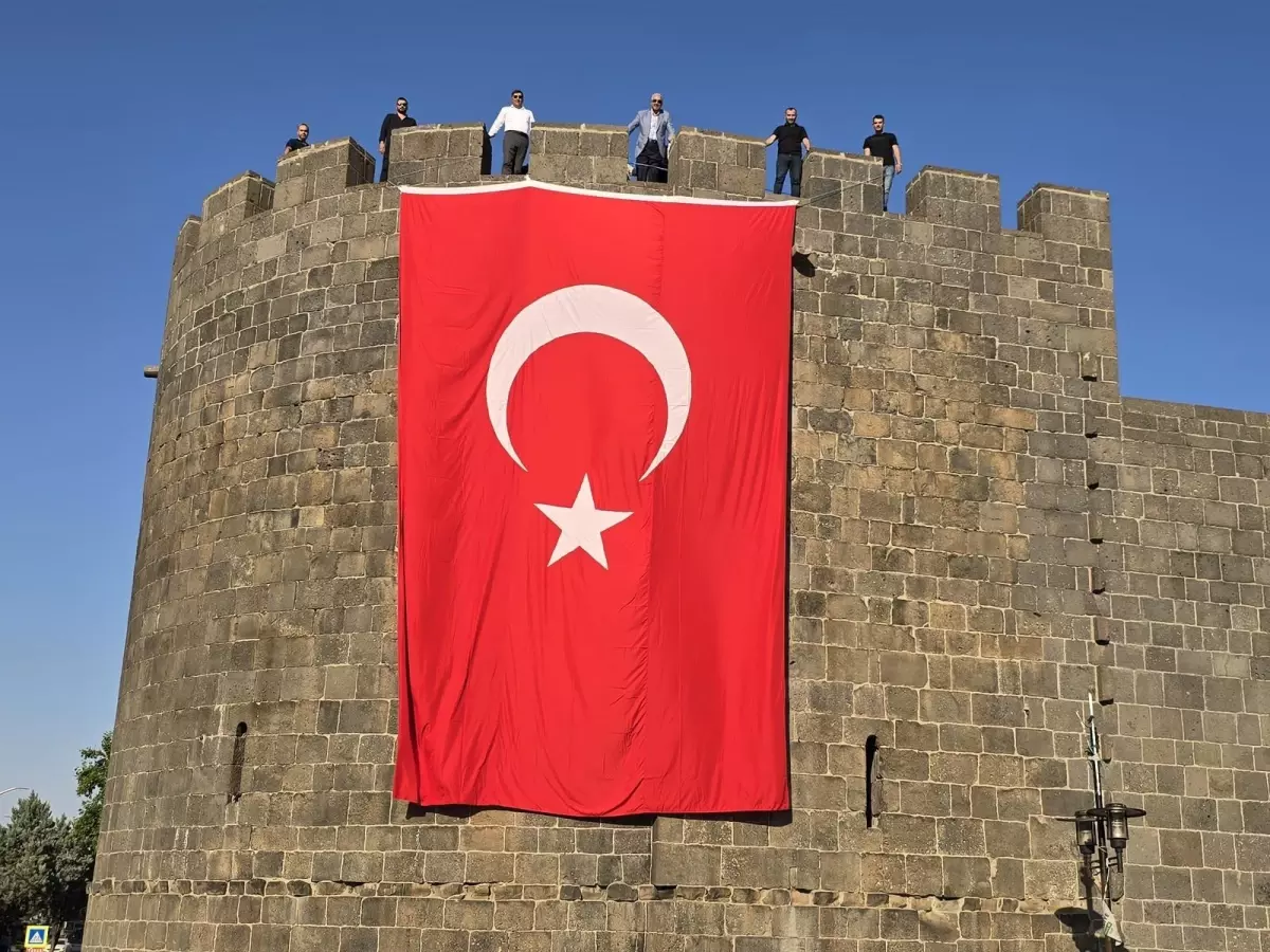 Diyarbakır'da tarihi surlara Türk bayrakları asıldı