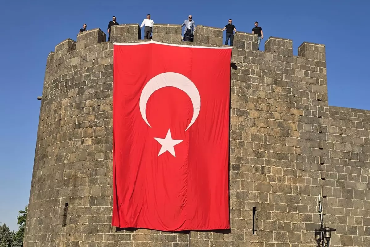 Cumhurbaşkanı Erdoğan çağrı yaptı, Diyarbakır surlarına Türk bayrakları asıldı