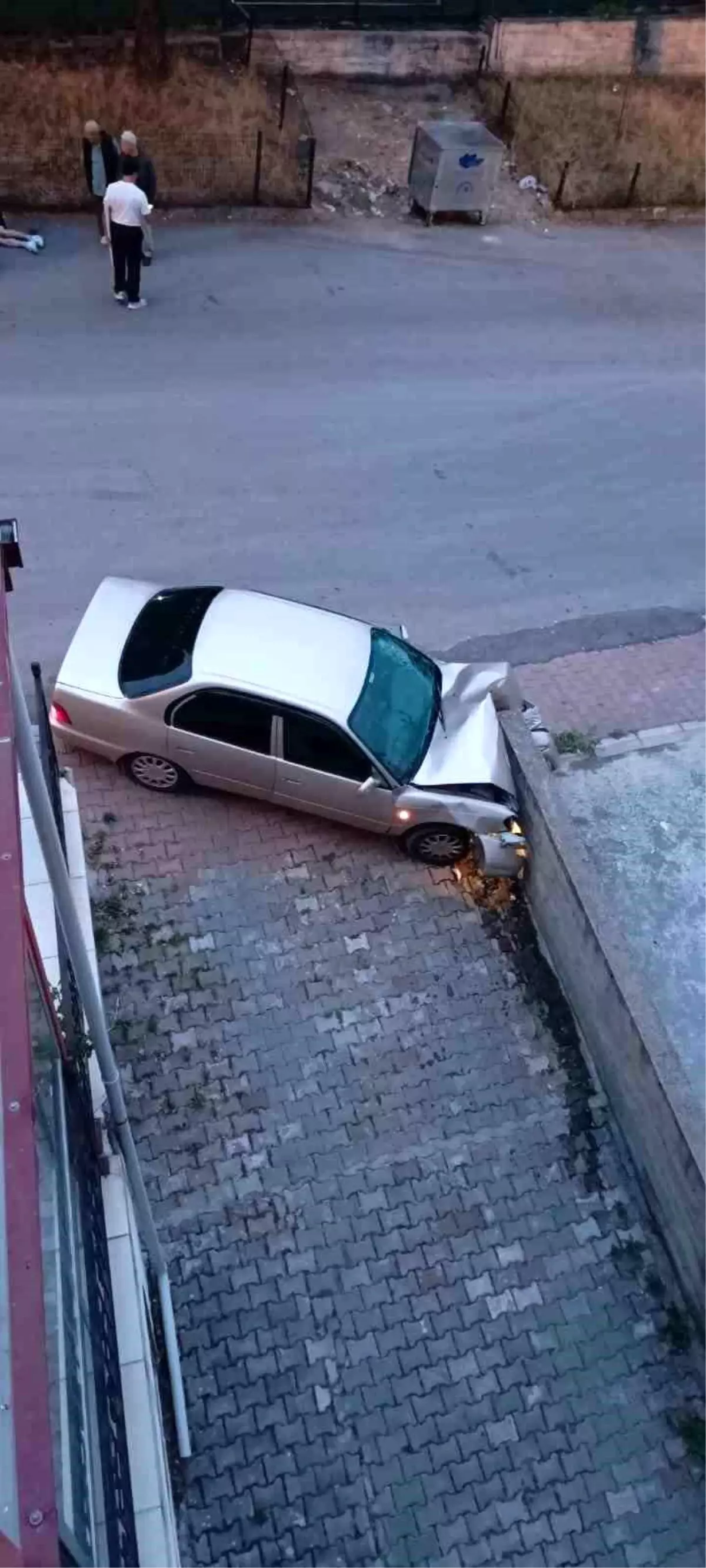 Safranbolu'da Kontrolden Çıkan Otomobil Duvara Çarptı: Sürücü Yaralandı