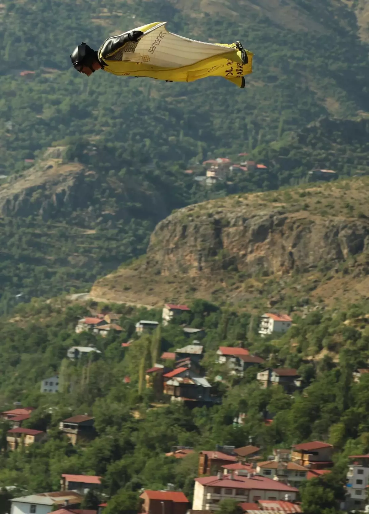 Kemaliye'de Wingsuit Atlayışı Nefes Kesti