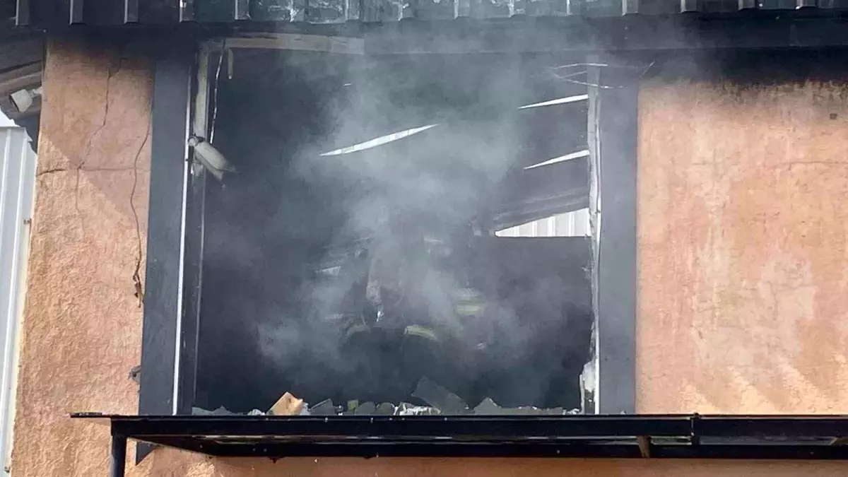 Kocaeli'nde Kapalı İş Yerinde Yangın Çıktı