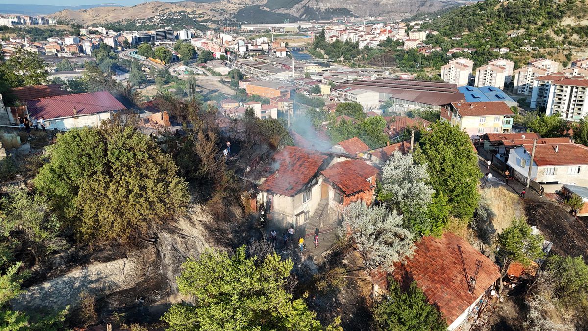 Karabük'te Otluk Alanda Çıkan Yangın Evleri Kül Etti