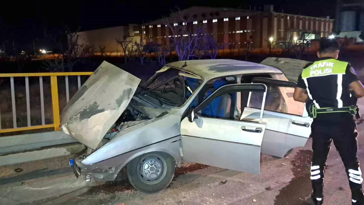 Karaman'da Kaza: Otomobil Trafik Levhasına ve Bariyerlere Saplandı