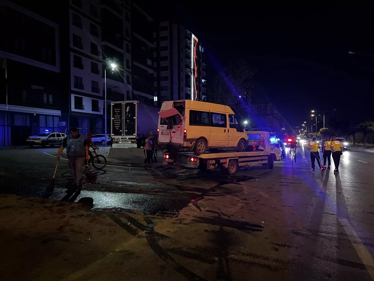 Kayseri'de Otomobil ve Minibüs Çarpıştı: 9 Yaralı